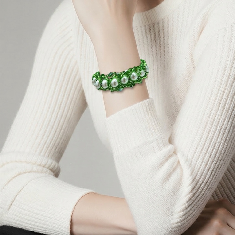 Flat spiral bracelet light green pearls‎
